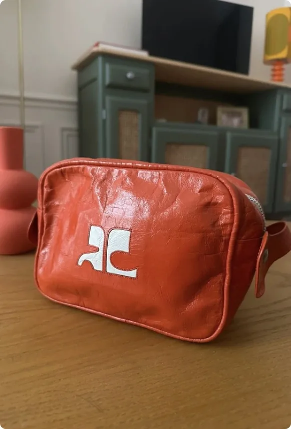Sac Courrèges en cuir vinyle orange à logo blanc