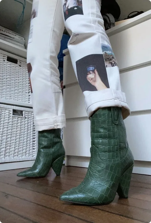 Bottes Essentiel Antwerp vertes à talon, portées avec un jean blanc