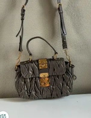 Sac Miu Miu en cuir matelassé gris à fermoir doré