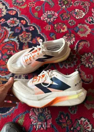 Baskets de running New Balance blanches à semelle orange