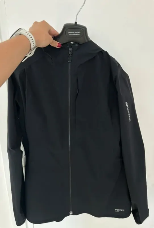 Veste Salomon noire à capuche, sur cintre