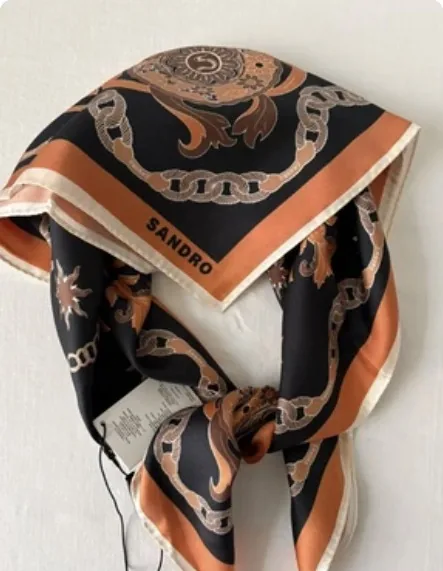 Foulard Sandro à motifs noirs, blancs et orange