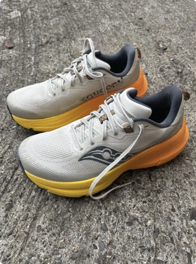 Baskets Saucony blanches à semelle jaune et orange