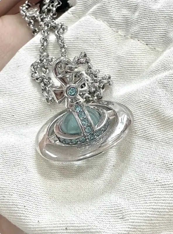 Collier Vivienne Westwood à pendentif orbe argenté
