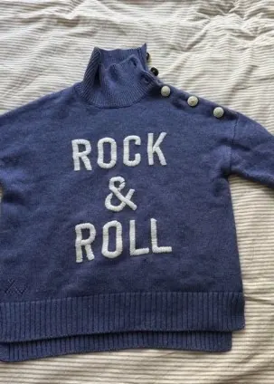 Pull Zadig & Voltaire bleu marqué « Rock & Roll », boutons sur l’épaule